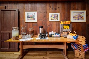 Breakfast area - Saguaro Lake Guest Ranch (Mesa)