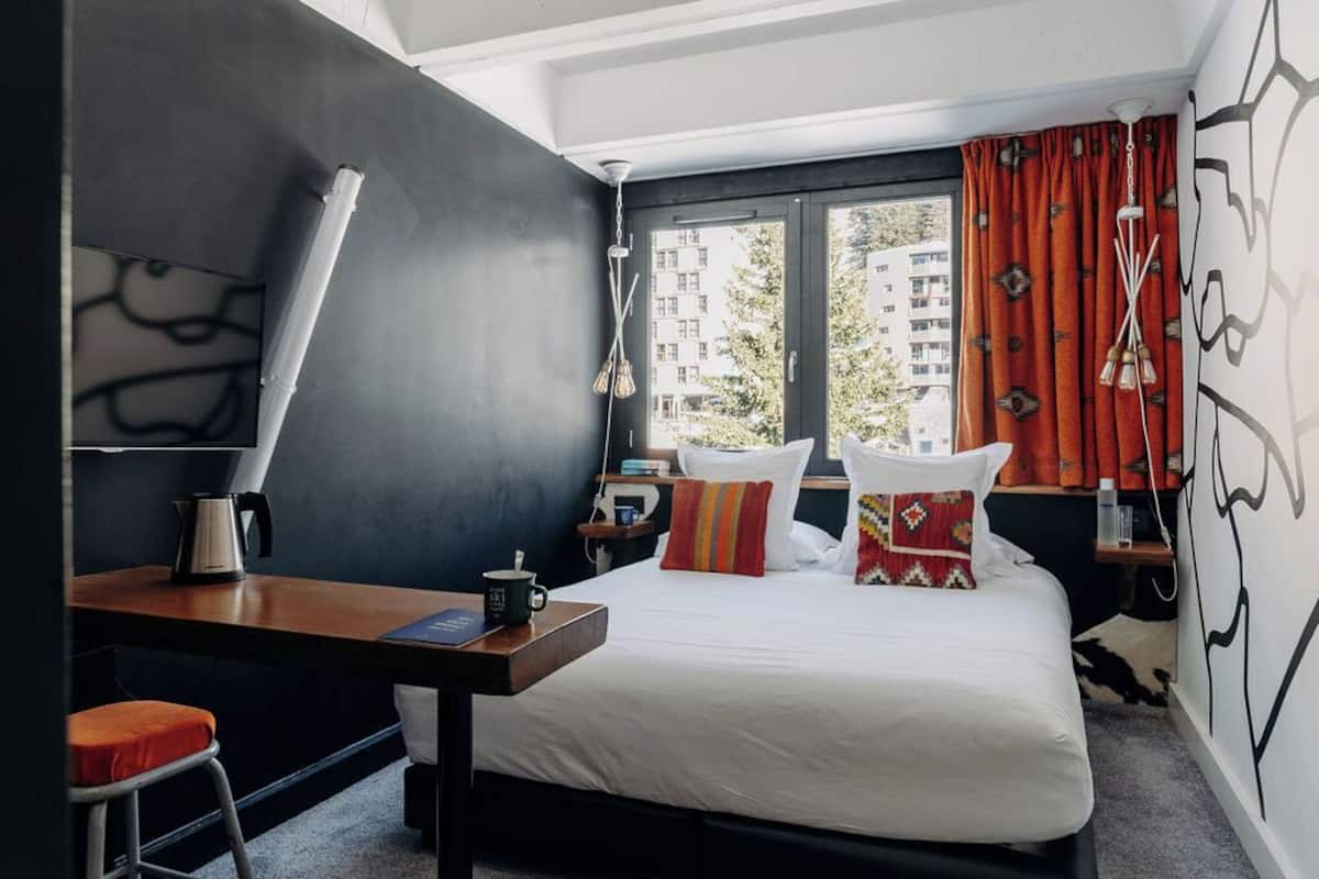 Classic Room, 1 Queen Bed (Forum) | Premium bedding, in-room safe, desk, blackout curtains