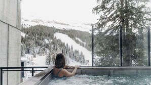 A person in a hot tub overlooking a snowy mountain landscape. - Totem, Friendly Hotel (Araches-la-Frasse)