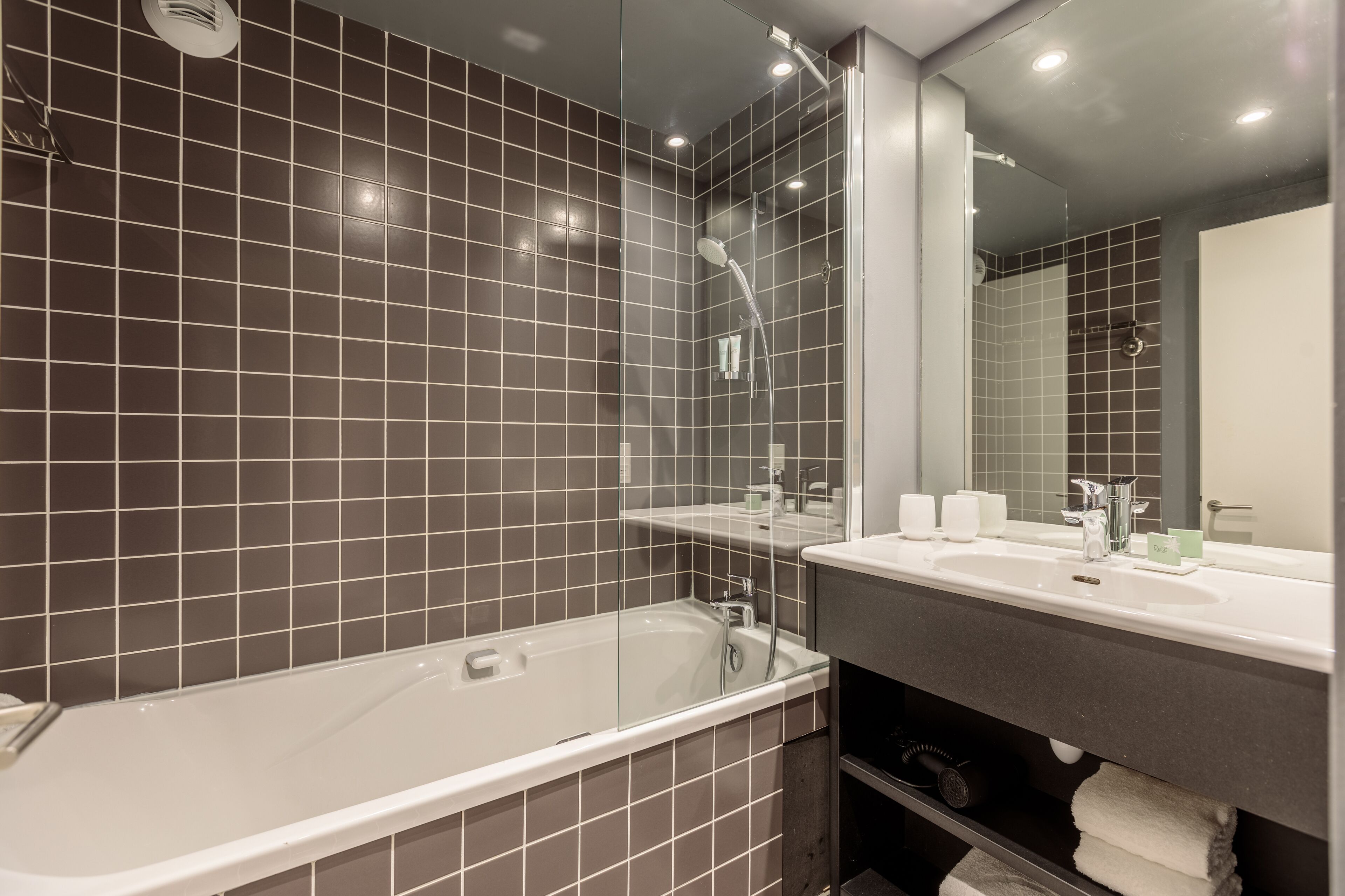 combined shower/bathtub, eco-friendly toiletries, hair dryer, towels