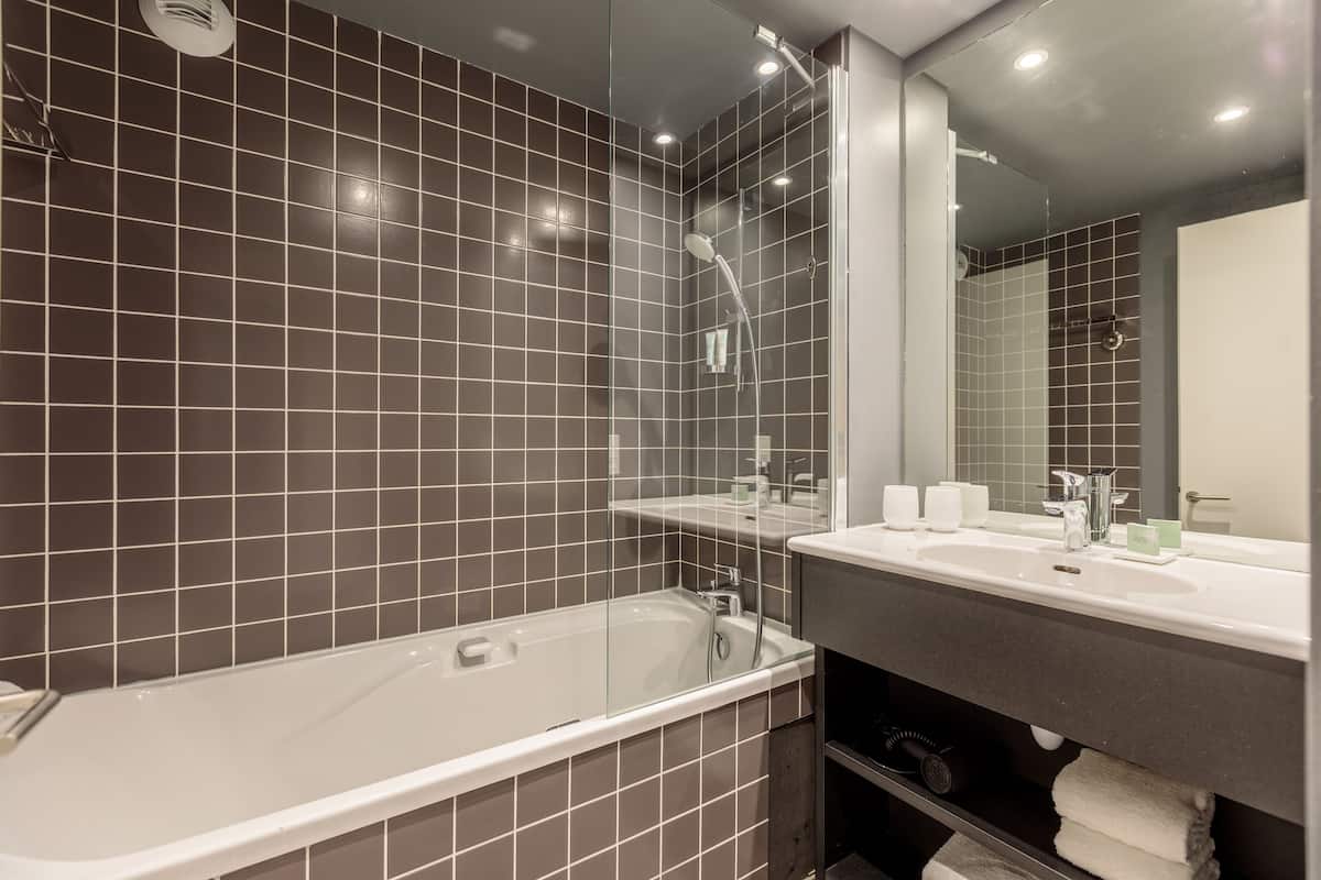 combined shower/bathtub, eco-friendly toiletries, hair dryer, towels