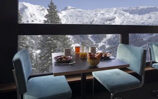 Café da manhã com buffet todos os dias (EUR 21 por pessoa) 