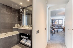 Combined shower/bathtub, eco-friendly toiletries, hair dryer, towels