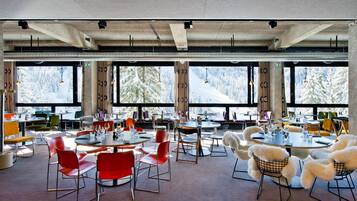 Breakfast, lunch, dinner served; Regional cuisine