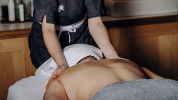 Salas para tratamentos a dois, sauna seca, banheira de hidromassagem