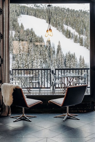 Totem, Friendly Hotel