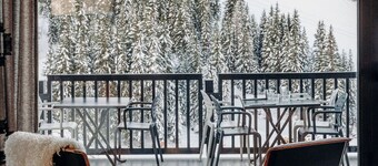 Totem, Friendly Hotel