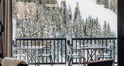 Totem, Friendly Hotel