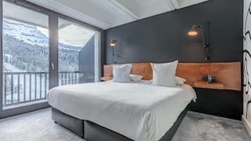 Ropa de cama de alta calidad y caja de seguridad en la habitación