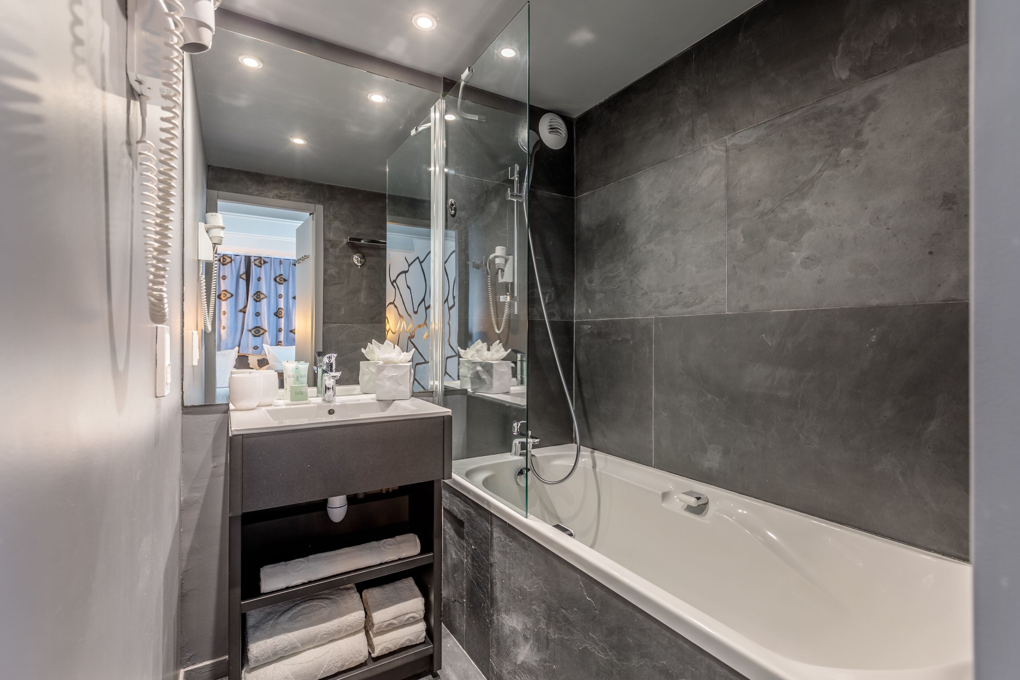 combined shower/bathtub, eco-friendly toiletries, hair dryer, towels