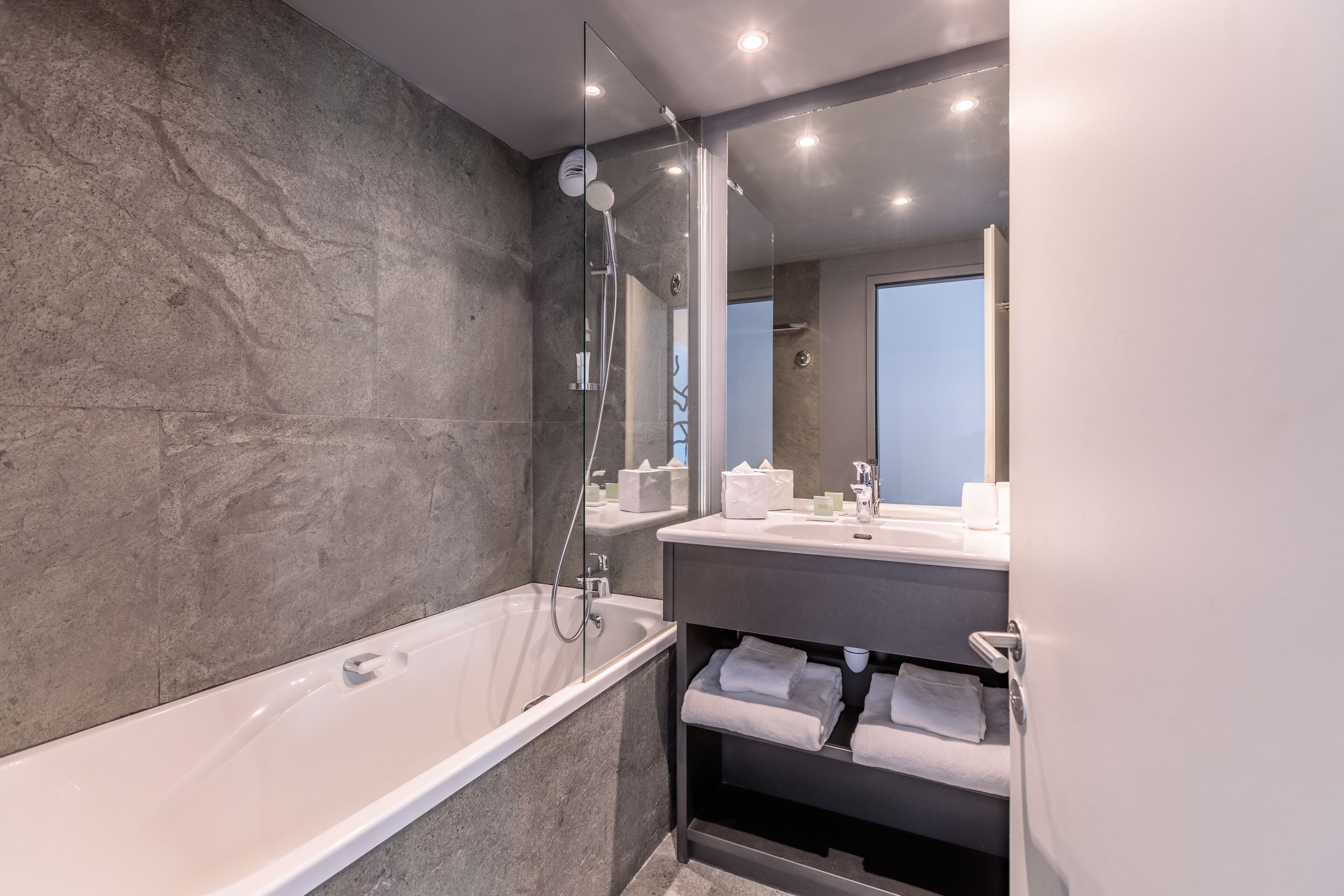 suite | bathroom | combined shower/bathtub, eco-friendly toiletries, hair dryer, towels