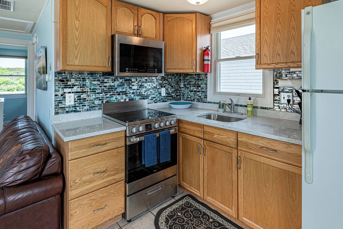 2 bedroom cottage | private kitchen | microwave, coffee/tea maker, toaster, cookware/dishes/utensils