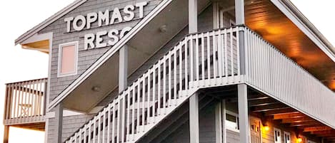 En bygning med et skilt, der siger "TOPMAST RESORT".