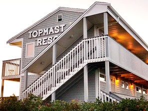 A building with a sign that reads "TOPMAST RESORT". - Top Mast Resort (North Truro)