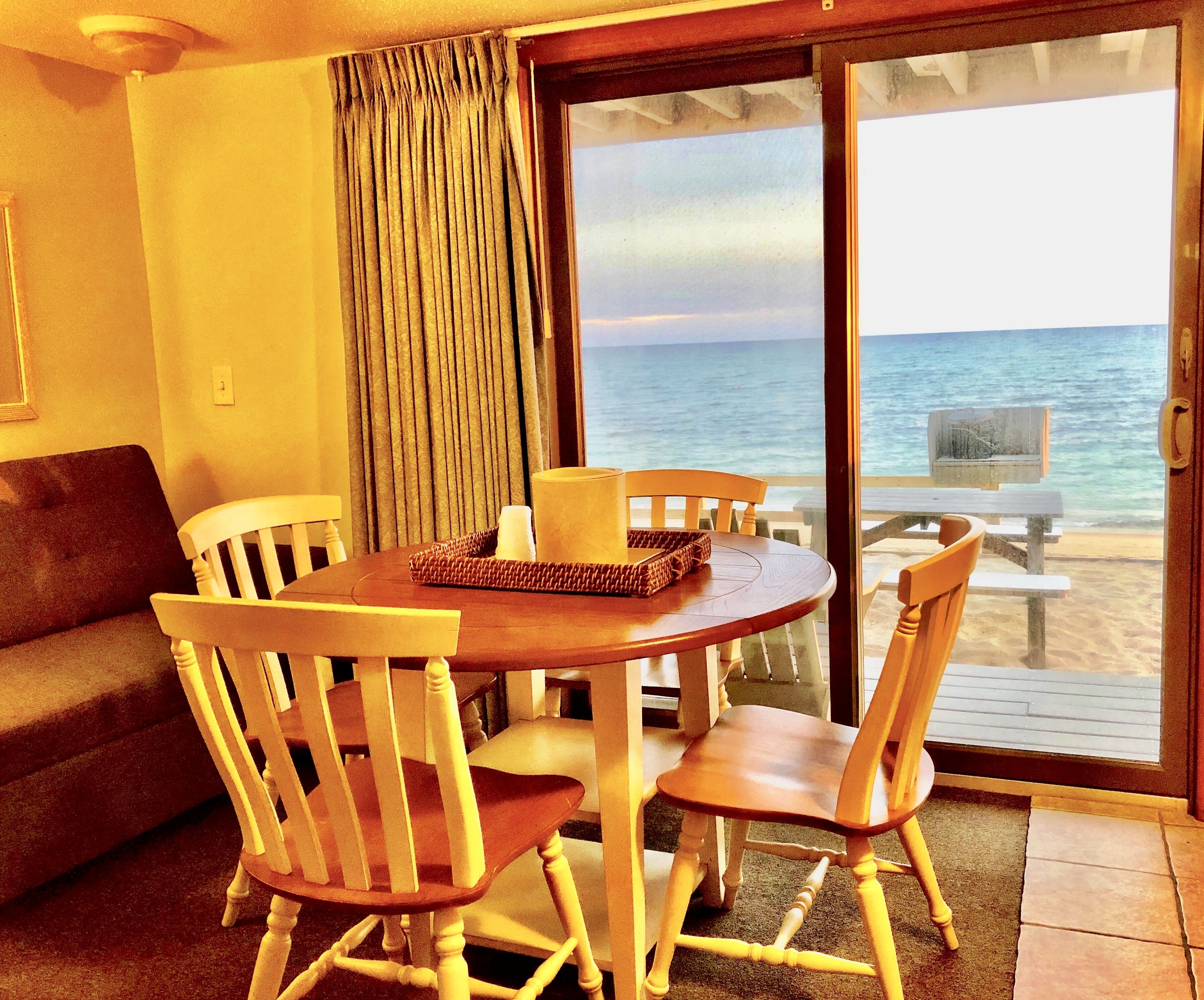 Rum - 2 sovrum - utsikt mot stranden - mot vattnet | Vardagsrum | 55-tums tv med kabelkanaler