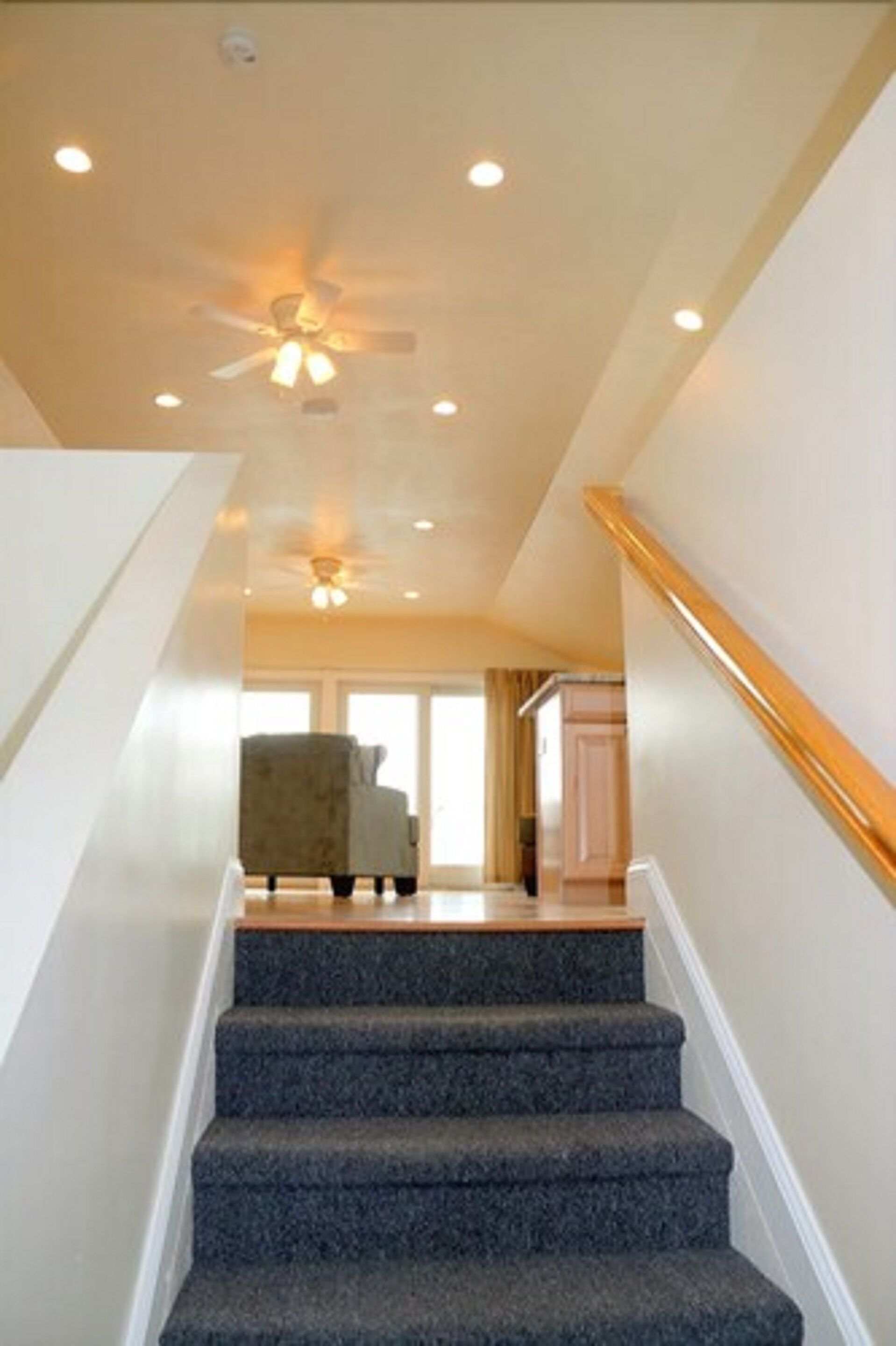 4 bedroom shore house | living area | 55-inch tv with cable channels