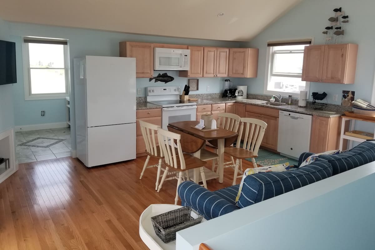 1 Bedroom Beach House | Living area | 55-inch TV with cable channels