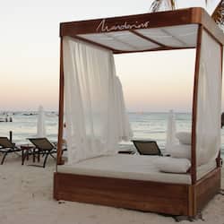 Plage privée à proximité, sable blanc, parasols, bar de plage