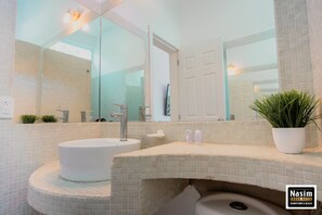 Shower, free toiletries, towels - Nasim Condo Hotel acceso Gratis Beach Club, a metros 5th Avenida (Playa del Carmen)