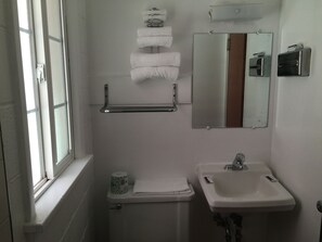Room (1 Queen, 1 Twin, Non Smoking) | Bathroom | Shower, towels - Mid Town Motel (Elko)