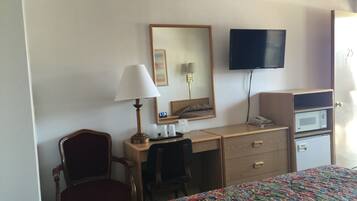 Room (1 Queen, 1 Twin, Non Smoking) | Living area | Flat-screen TV