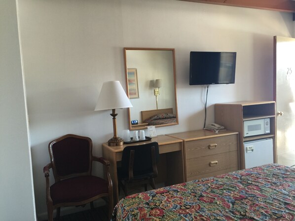 Room (1 Queen, 1 Twin, Non Smoking) | Living area