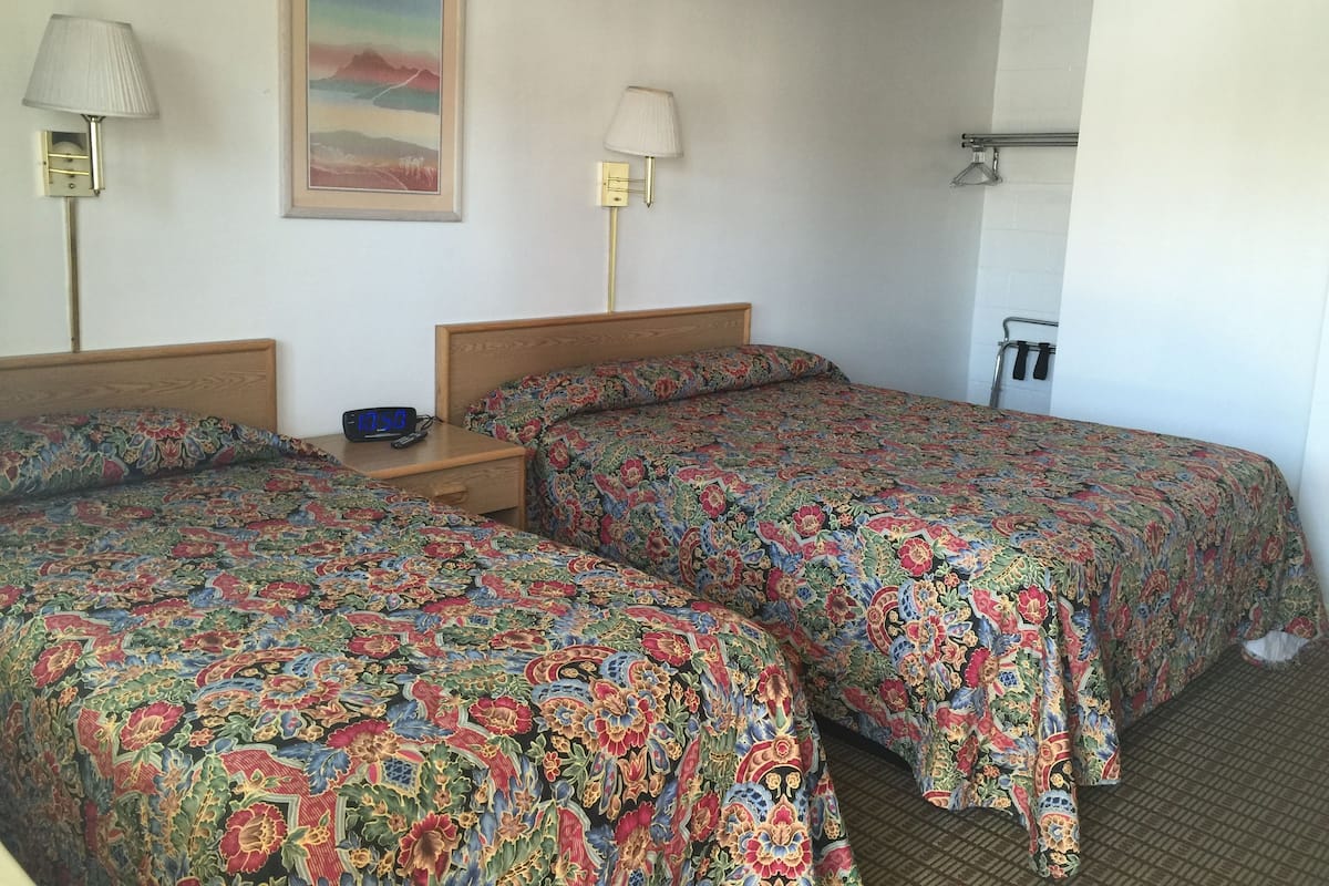 Room (1 Queen, 1 Twin, Non Smoking)
