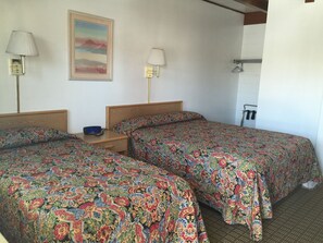 Zimmer (1 Queen, 1 Twin, Non Smoking) | Schreibtisch, kostenloses WLAN