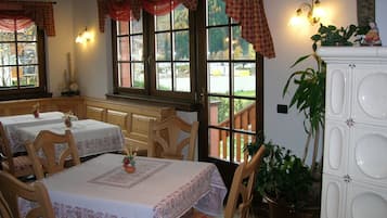 Lunch and dinner served, Regional cuisine