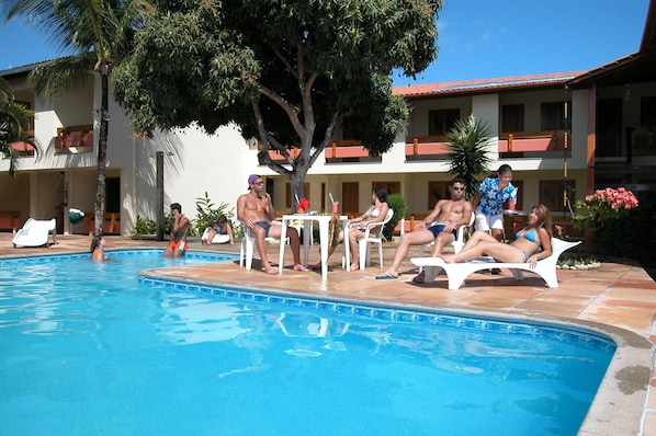 Ulkouima-allas, aurinkotuoleja