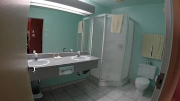 Bañera con ducha, artículos de tocador gratuitos, toallas