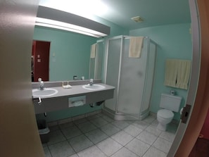 Deluxe Room, 1 King Bed, Jetted Tub | Bathroom | Combined shower/tub, free toiletries, towels - Motel le Pocatois (La Pocatiere)