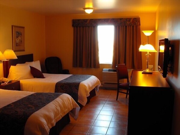 Habitación, 2 camas matrimoniales | Escritorio, insonorización, cunas gratuitas y camas extra gratis 