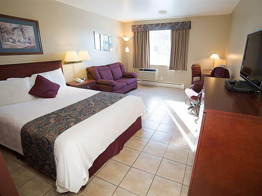 Skrivebord, lydisolering, gratis baby-/barnesenge, gratis ekstra senge