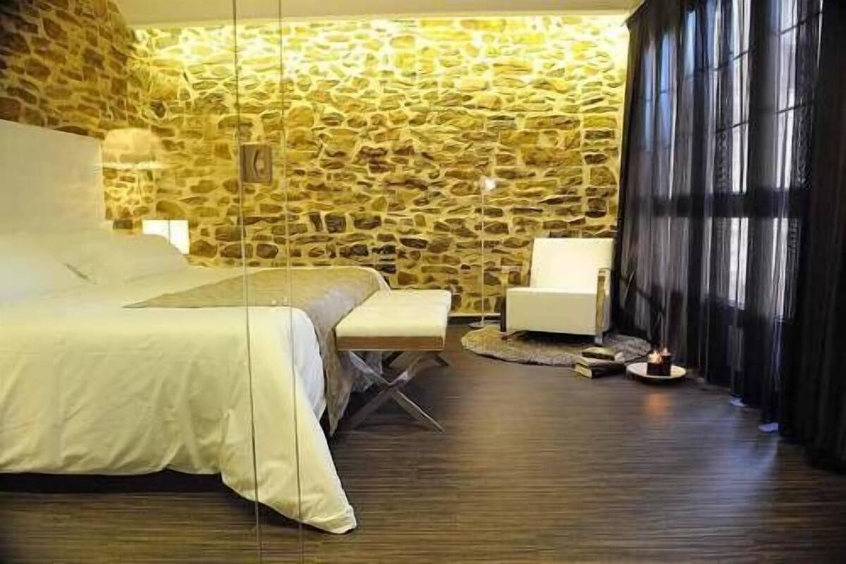 Free minibar, in-room safe, desk, blackout curtains