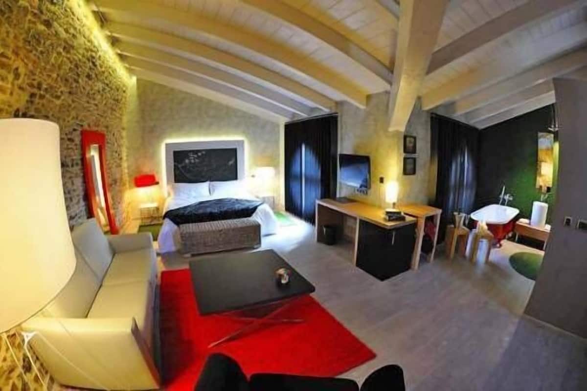 Suite (San Roque) | Gratis minibar, pengeskab på værelset, skrivebord, mørklægningsgardiner