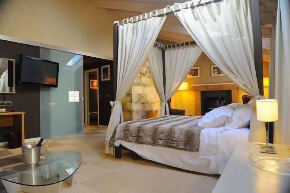 Free minibar, in-room safe, desk, blackout curtains