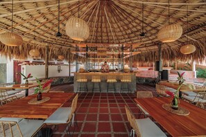Quầy bar bên hồ bơi