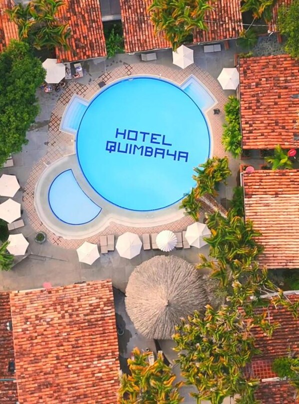An aerial view of Hotel Quimbaya with a central swimming pool, surrounded by tiled roofs and outdoor seating areas. - Hotel Quimbaya (San Jerónimo)
