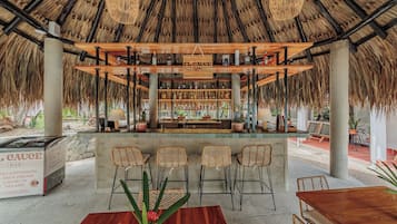 Bar junto a la piscina