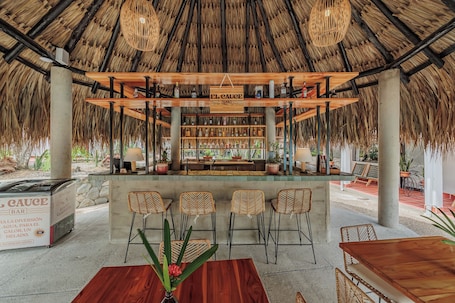 Bar junto a la piscina