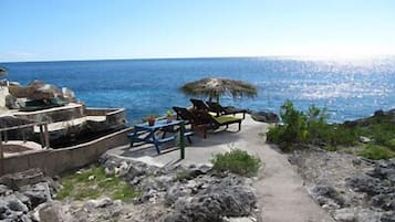 Di pantai, handuk pantai, dan scuba diving