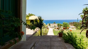 A pathway leading to a house with a view of the sea. - Sundown Villa -Negril (Negril)