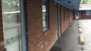 Exterior - Tompkin's Motel (Albany)