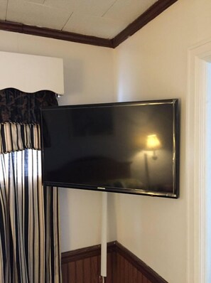 Standard Room, 1 Queen Bed | Room amenity - Tompkin's Motel (Albany)