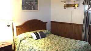 Standard Room, 1 Queen Bed | Desk, WiFi (free) - Tompkin's Motel (Albany)