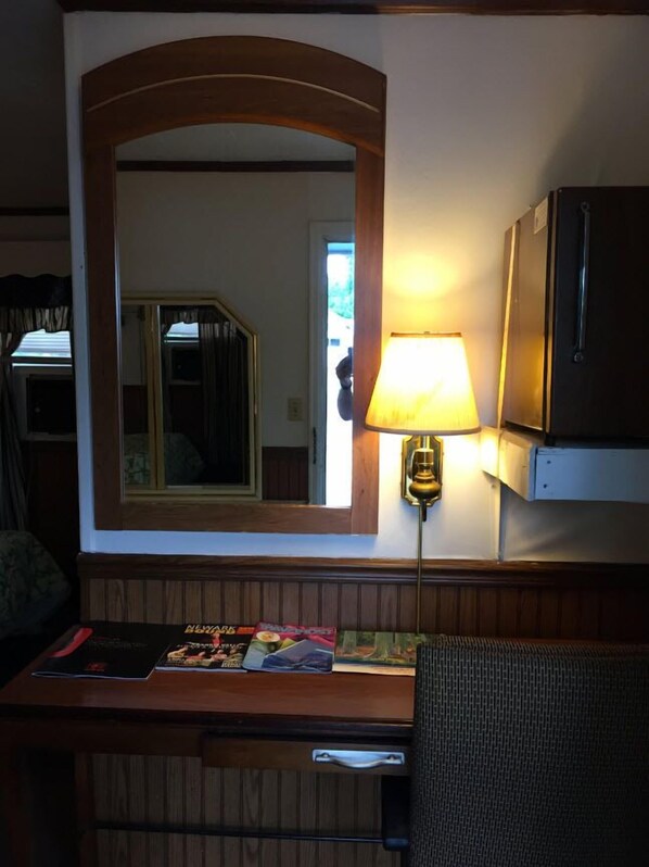 Standard Room, 1 Queen Bed | Room amenity - Tompkin's Motel (Albany)