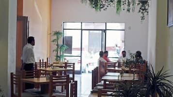 Se sirven desayunos, comidas y cenas