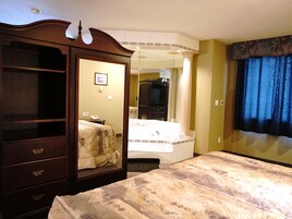 Suíte superluxo, banheira de hidromassagem | Escrivaninha, Wi-Fi de cortesia, roupa de cama