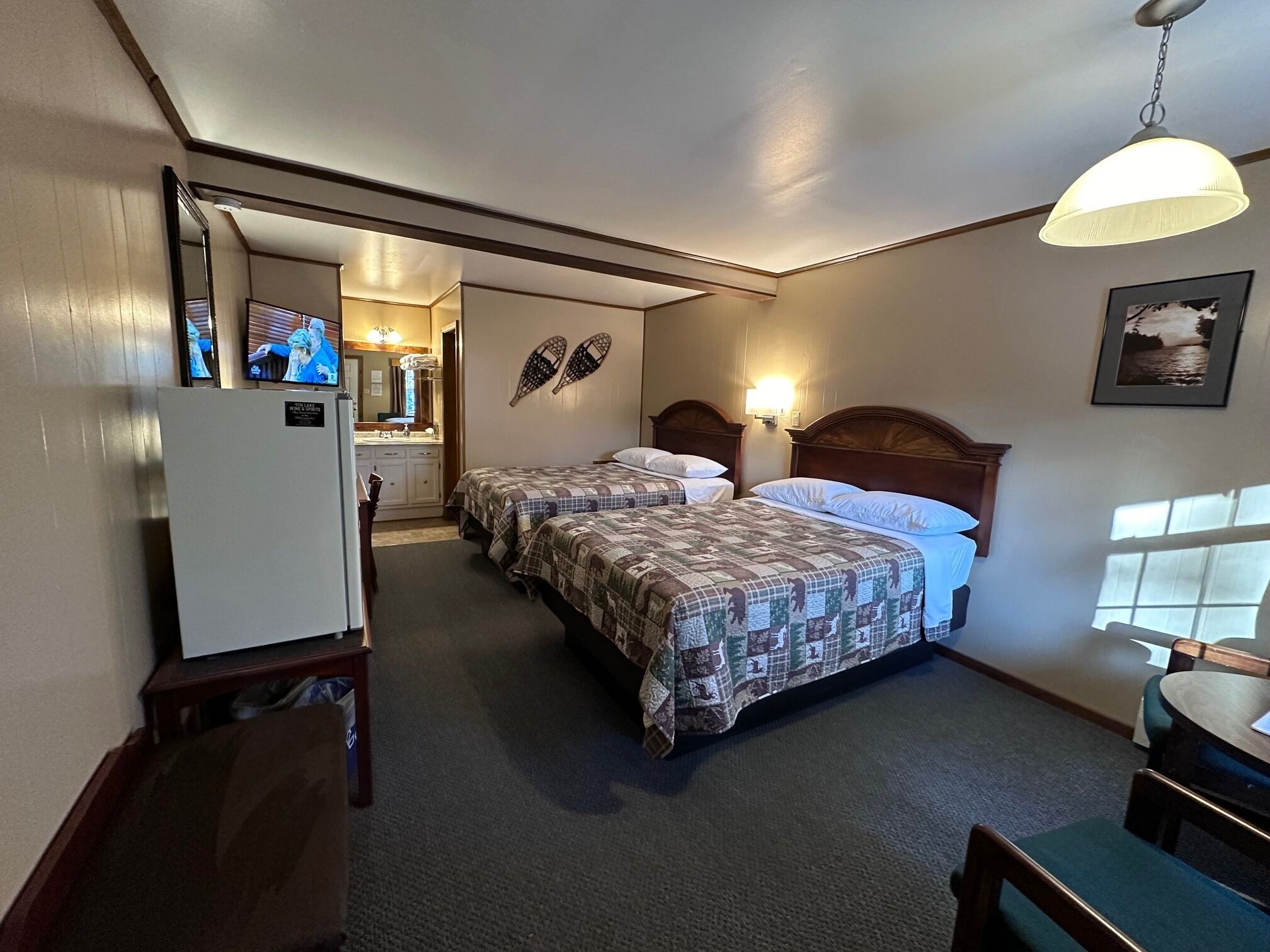 Rom – standard, 2 dobbeltsenger | Skrivebord, strykejern/-brett, wi-fi (inkludert) og sengetøy